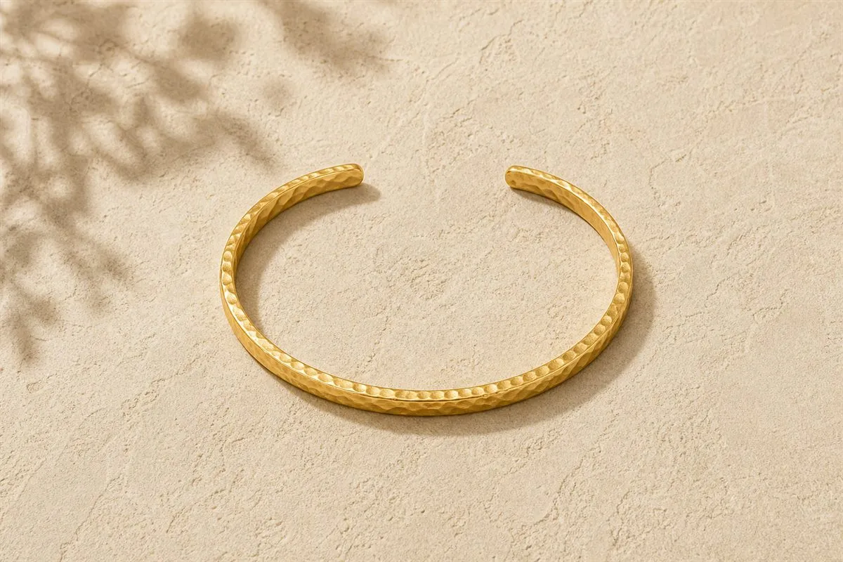 Hammered Gold Bangle — Essential